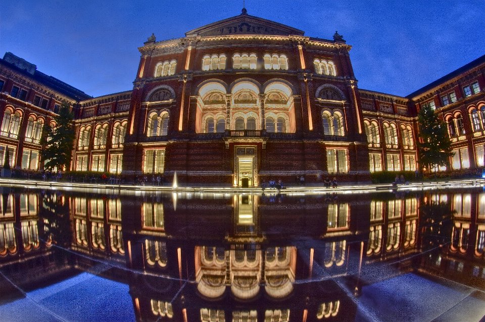 Aperitivo londinese (Victoria&Albert museum).jpg